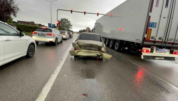 Samsun’da kırmızı ışıkta duran otomobile arkadan çarpma: 2 yaralı