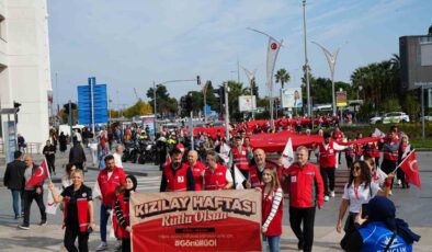 Türk Kızılay’dan bayrak yürüyüşü