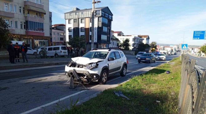 Bafra’da yaya geçidinden geçmeye çalışan motosiklete otomobil çarptı: 2 ağır yaralı